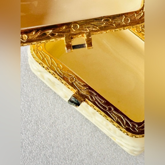 VINTAGE Hollywood Regency Ivory Ceramic Trinket Box w Gold Trim Bow & Hinge - Picture 12 of 16